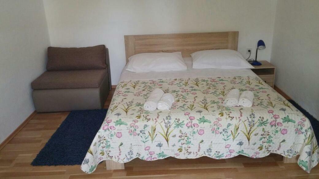Apartments Viktorija Starigrad Paklenica Εξωτερικό φωτογραφία